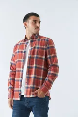 Camisa de hombre a cuadros color ladrillo, azul y beige, de corte slim, manga larga, con bolsillo en el pecho y logo bordado.