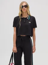 Pantalón de tiro alto, corte holgado y pierna ancha, confeccionado en algodón color beige. Presenta una franja lateral en contraste y cintura elástica con cordón ajustable.