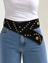 Faja negra ancha de gamuza con tachas doradas y botones metálicos decorativos.