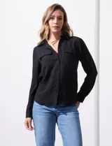 Camisa de manga larga marca Alex & Jordan, color negro, con cuello camisero, cierre frontal con botones y dos bolsillos aplicados en el pecho.