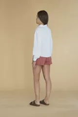 Camisa blanca de lino con mangas largas abullonadas y lazo en la cintura.