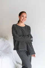 Conjunto de dos piezas de viscosa rayada en color azul marino y blanco, compuesto por un buzo de manga larga de corte holgado y un pantalón ancho tipo palazzo con cintura elástica.