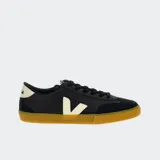 Championes Veja modelo Volley, color negro con logo lateral en blanco y suela color caramelo.