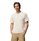 Remera estilo Henley de manga corta color blanco marfil, con cuello redondo acanalado, cierre frontal parcial con tres botones y parche con el logo de la marca Columbia en el pecho.