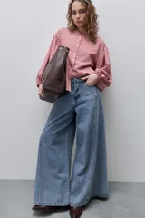 Jean wide leg negro de tiro alto, con calce amplio y pierna extra ancha, de líneas limpias.