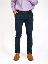 Pantalón chino azul marino de gabardina, corte slim fit, con bolsillos laterales y traseros.