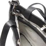 Cartera tipo bandolera grande marca XL, confeccionada en cuero negro con textura granulada. Cuenta con doble asa de mano, correa ajustable y extraíble, y cierre metálico con logo de la marca en el frente.