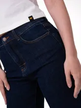 Jeans de denim azul oscuro de tiro alto y corte recto, con costuras en hilo tostado y cierre frontal con botón y cremallera.