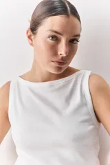 Top de tejido acanalado con cuello bote y calce al cuerpo, color blanco.