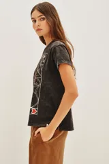Remera de algodón con lavado stonewash y estampa central de inspiración esotérica con detalles en foil.