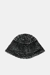 Gorro tipo casquete confeccionado en una red de abalorios negros con aplicaciones de piezas de cristal.