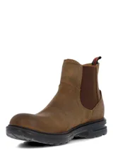 Botín estilo Chelsea color marrón oscuro, confeccionado en cuero con paneles laterales elásticos. Presenta una suela robusta de goma y EVA con tecnología de absorción de impactos y una presilla trasera con detalle de bandera.