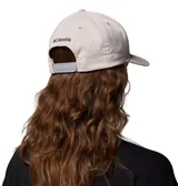 Gorra tipo béisbol con visera curva y cierre snapback ajustable. Presenta un diseño estructurado con un parche bordado en el panel frontal que representa una montaña.