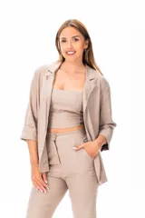 Blazer color camel de corte entallado, con terminaciones impecables y textura suave.