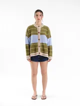 Cardigan tejido de punto jacquard en tonos bordó y rojo con rayas, de corte oversize, cuello redondo y cierre frontal con botones carey. Presenta detalles bordados en contraste y monograma en la espalda.