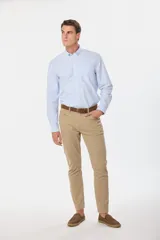 Pantalón de gabardina liviana con diseño clásico de cinco bolsillos, de corte recto y color beige.