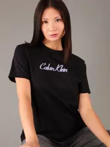 Remera de algodón de corte regular, con cuello redondo y manga corta. Presenta el logo de la marca estampado en el pecho.