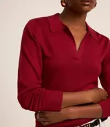 Blusa de punto color borgoña, con cuello polo y manga larga.