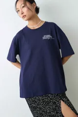 Remera de algodón gris melange con corte oversize, manga corta y estampa localizada en el frente con motivos deportivos en tonos verde y rosado.