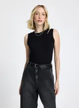 Musculosa negra de punto acanalado con corte ajustado, cuello redondo asimétrico y detalle cut out en el hombro.