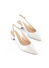 Zapato plateado de cuero sintético con punta fina, talón descubierto y taco cuadrado bajo.