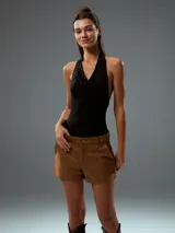 Short color beige claro, de tiro alto y corte sastrero.