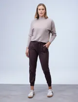 Pantalón jogger color beige, marca Zac & Rachel, con pretina ancha elastizada, lazo de ajuste, bolsillos delanteros y puños elastizados en los tobillos.
