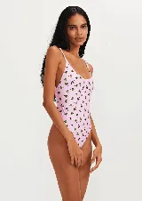 Traje de baño enterizo rosado con estampado de ojos verdes.