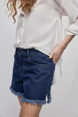 Short de jean blanco de tiro medio con silueta relajada y detalle de ruedo desflecado con flecos.