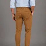 Pantalón de gabardina azul marino, diseño chino sport de corte recto, con bolsillos laterales y traseros, cierre frontal con botón y cremallera.