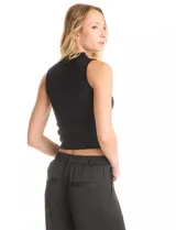 Top sin mangas color marrón con brillo, de cuello alto y corte ajustado.