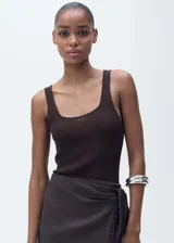 Musculosa marrón de tejido de punto grueso con tirantes anchos y cuello escotado.