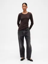 Remera de manga larga y cuello redondo, confeccionada en tejido de punto liso, con un corte ajustado al cuerpo.