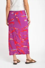 Falda midi de viscosa color fucsia con estampado de hojas rojas y azules.