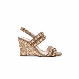 Sandalias de cuero color tostado con taco chino forrado en yute, pulsera regulable al tobillo y tiras delanteras decoradas con tachas y detalles metalizados dorados.