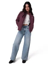 Chaqueta acolchada color bordó con diseño de costuras en zigzag. Presenta cierre frontal central, bolsillos laterales con cierre y logo de la marca en el pecho. Cuenta con cuello alto y puños internos de punto acanalado para mayor protección.
