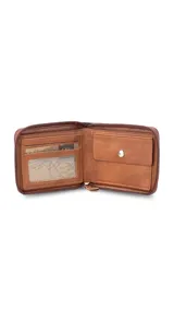 Billetera de hombre color negro con cierre perimetral, confeccionada en material símil cuero. Cuenta con tarjetero interior, compartimento para billetes y bolsillo para monedas con cierre.