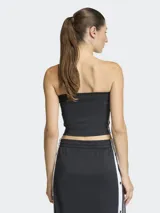 Top strapless Adidas de calce ajustado, color negro con las icónicas tres tiras blancas en los costados y el logo del Trifolio bordado en el pecho.