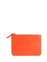 Cartera tipo bandolera Hush Puppies en color verde oliva, con solapa frontal, cierre principal y correa ajustable con detalle de marca.