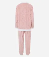 Pijama de dos piezas confeccionado en tejido fleece de textura peluda. Incluye un cardigan de manga larga con escote en V, cierre frontal con botones, bolsillos laterales y bordado de Snoopy en el pecho, junto con un pantalón de corte recto con cintura elástica. Presenta detalles en tejido acanalado de color blanco en puños, ruedo y solapas.