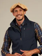 Boina azul marino de paño con visera pequeña y botón decorativo en la parte superior.