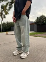 Pantalón de jean con corte balloon, de tiro medio y diseño holgado con volumen en la parte superior y caída relajada hacia los tobillos. Color celeste lavado.