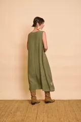 Vestido midi sin mangas de color azul, con escote en V y detalles de flecos y lentejuelas brillantes en el frente y el borde inferior.