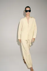 Camisa ZW Collection confeccionada en hilatura con mezcla de viscosa, de diseño a rayas verticales en tonos amarillo claro y gris, escote en pico, manga larga y cierre frontal con botones y lazo ajustable.