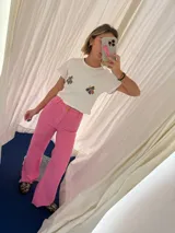 Pantalón de jean rosa de corte recto.