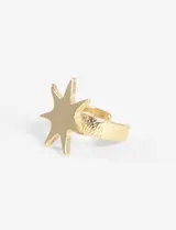 Anillo plateado de acero quirúrgico hipoalergénico con forma de estrella.