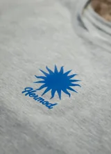 Musculosa sin mangas color gris melange, con cuello redondo y corte amplio. Presenta un estampado central de un sol estilizado en color azul con la palabra "Hermod" debajo.