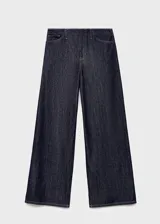Jean de tiro medio con diseño wide leg, confeccionado en tejido de algodón estilo vaquero. Cuenta con cinco bolsillos y cierre frontal oculto con botón, gancho y cremallera.