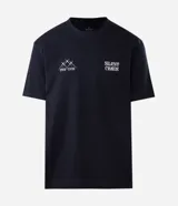 Remera relaxed de algodón color negro, con estampado frontal de diseño tribal y la frase "Silent Chaos" en blanco.