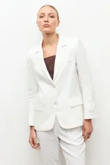 Blazer de lino color blanco, de corte clásico con solapas y cierre frontal de un botón.
